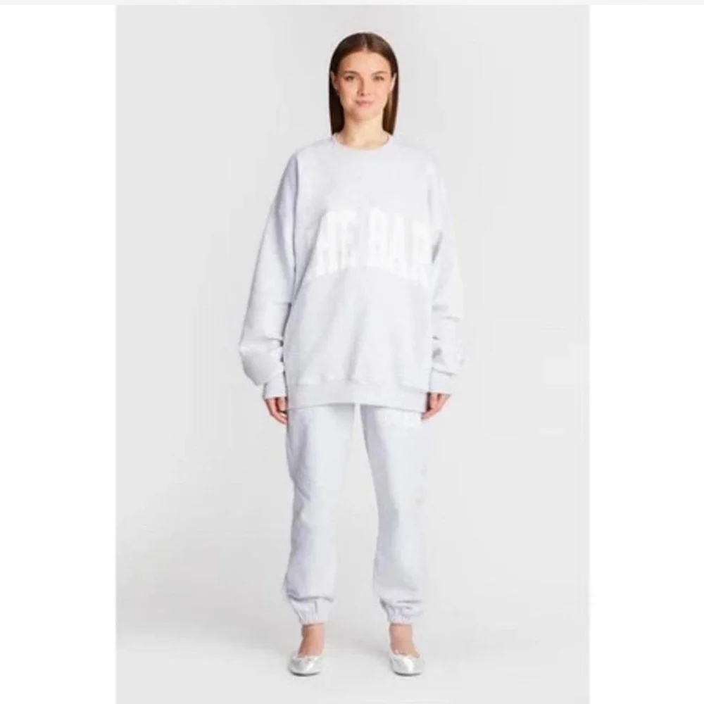 This is a pre-owned women's "THE BAR" sweatshirt in light heather grey, size L - Picture 2 of 8